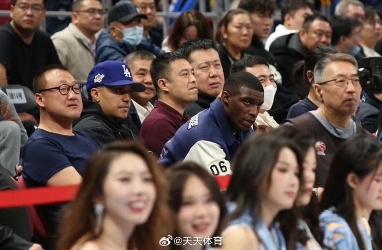 真籃球迷！國安外援法比奧攜玉昆外援科斯塔來到五棵松觀戰(zhàn)CBA