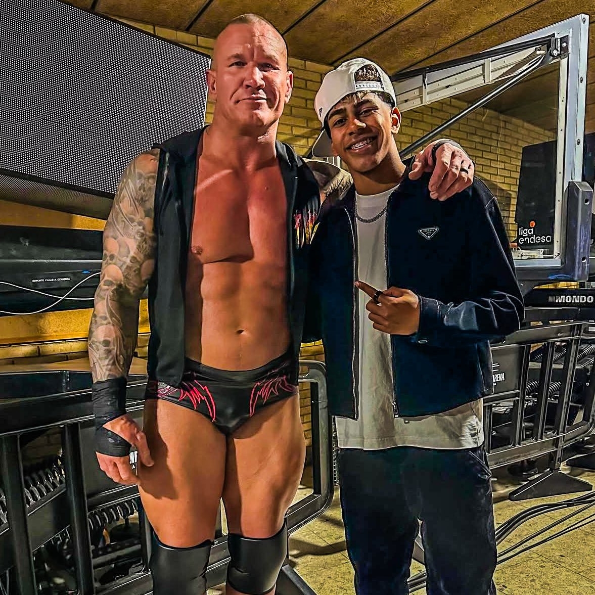 小心RKO！亞馬爾現(xiàn)場觀戰(zhàn)WWE，和奧爾頓、Triple H等合影