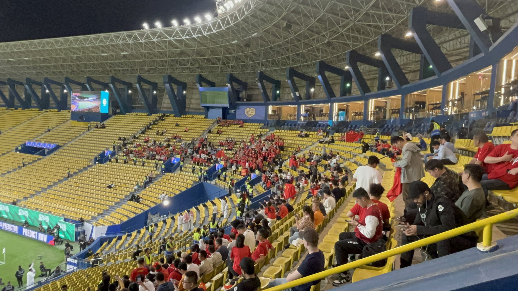 球票已售罄！中國球迷已經(jīng)入場，坐在球場上層沙特球迷區(qū)上方