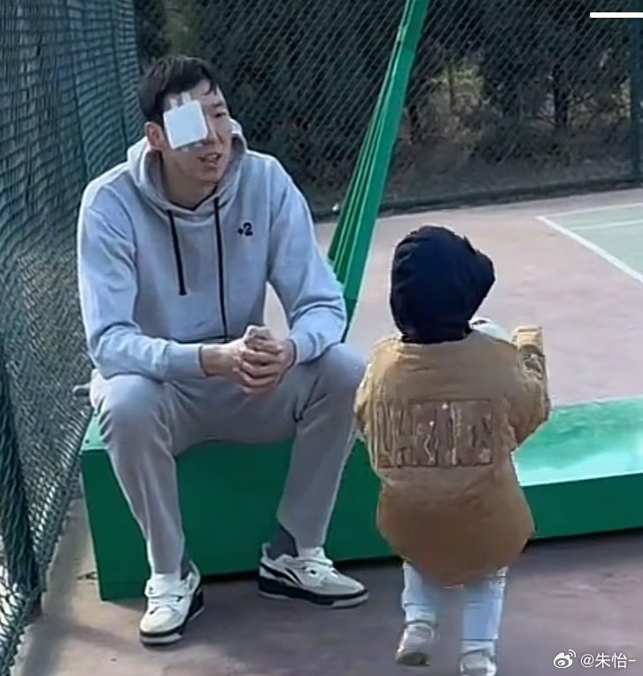 顧家好男人！記者曬出周琦手術(shù)后回歸家庭帶娃照片