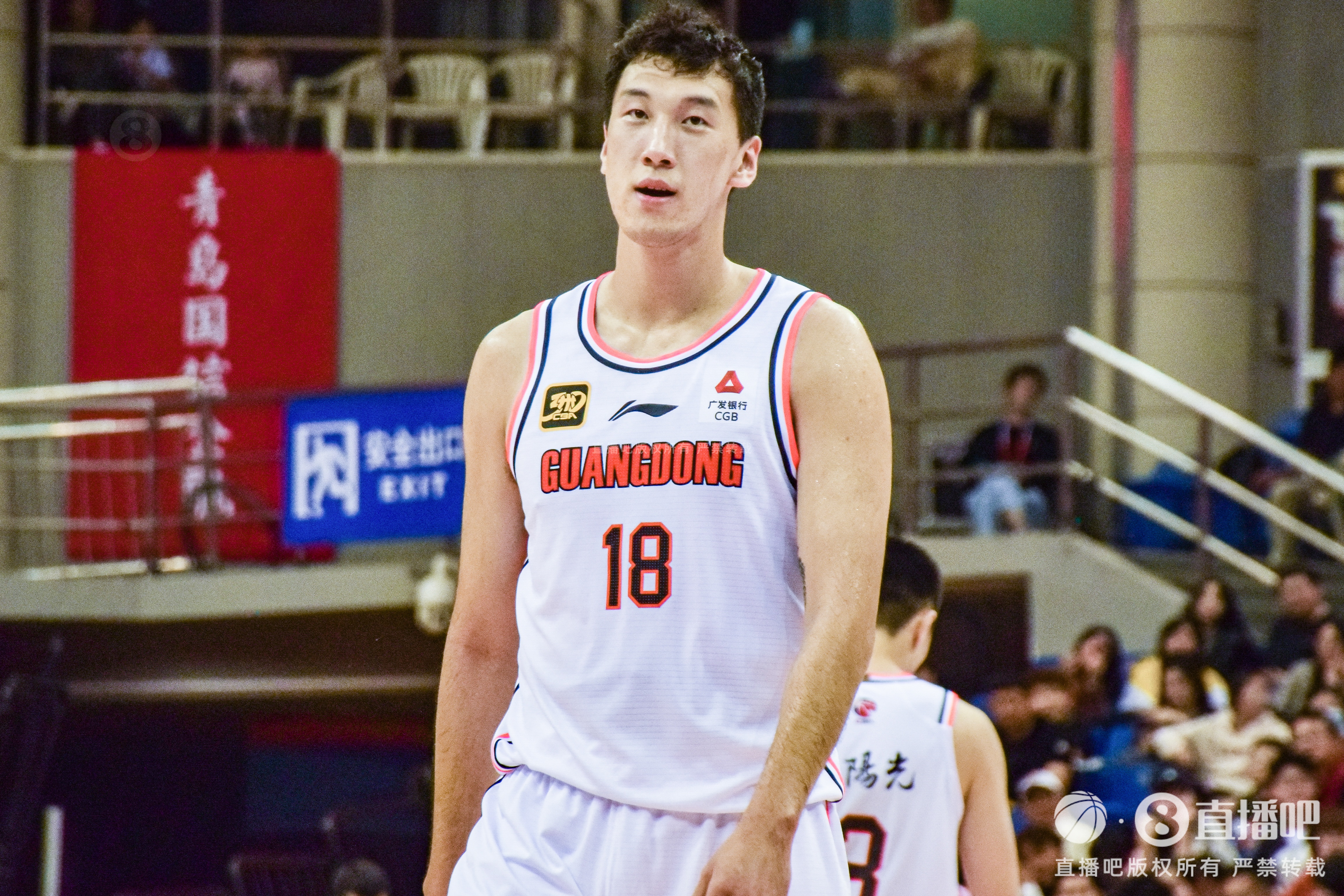 高炮臺發(fā)威！杜潤旺半場6中5拿到13分2斷1帽 三分3中3