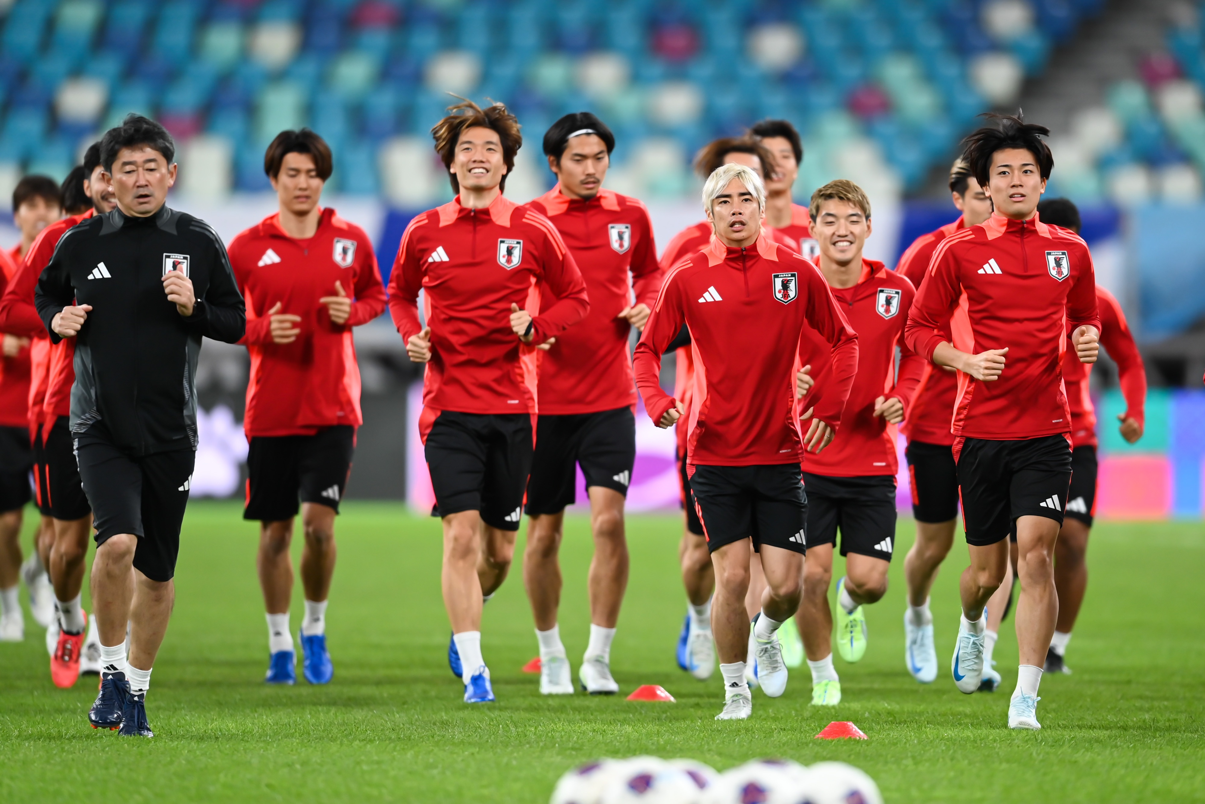 日媒：日本隊(duì)今日進(jìn)行賽前一日踩場(chǎng)訓(xùn)練，三笘薰和長(zhǎng)友佑都缺席